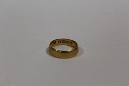 A HALLMARKED 22 CARAT GOLD WEDDING BAND