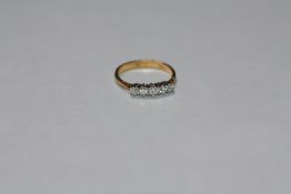 AN 18ct YELLOW GOLD FIVE STONE DIAMOND RING, RBC diamonds 0.50ct