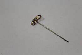 A HALLMARKED 9 CARAT GOLD HAT PIN