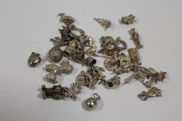 A QUANTITY OF SILVER BRACELET CHARMS, APPROX WEIGHT 83.6G