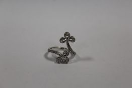 A 9 CARAT WHITE GOLD SPLIT BAND CLOVER SHAPED DRESS RING SIZE - N1/2 APPROX WEIGHT - 4.8G