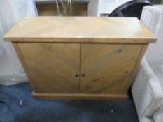 A MODERN TWO DOOR SIDEBOARD, H 90 cm, W 120 cm, D 45 cm