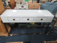 A MODERN WHITE / GLASS THREE DRAWER CONSOLE TABLE ON CHROMED BASE - CRACK TO MIDDLE DRAWER, H 82 cm,