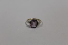 A VINTAGE 9CT GOLD AND SILVER DRESS RING SET WITH A PURPLE STONE