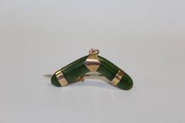 A 9CT ROSE GOLD MOUNTED JADE BROOCH IN THE FORM OF A BOOMERANG
