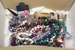 A BOX OF COSTUME JEWELLERY TO INCLUDE A GOLD PLATED BANGLE, SILVER BRACELET ETC