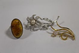 AN AMBER SET DRESS RING, TOGETHER WITH TWO BROOCHES