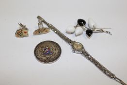 A BAG OF SILVER JEWELLERY AND COLLECTABLES TO INCLUDE A MARCASITE COCKTAIL WATCH, APPROX WEIGHT 65.