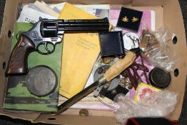 A TRAY OF COLLECTABLES TO INCLUDE A PYTHON 123 GONHER CAP GUN, TAXIDERMY HOOF HANDLED KNIFE ETC