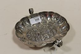 A HALLMARKED SILVER FLORALLY EMBOSSED TWIN HANDLED DISH APPROX WEIGHT - 193.5G