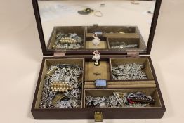 A MUSICAL JEWELLERY BOX CONTAINING A QUANTITY OF VINTAGE DRESS CLIPS AND DUET CLIPS