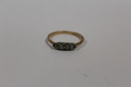 AN 18CT GOLD FIVE STONE ILLUSION SET DIAMOND RING