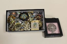 A BOX OF VINTAGE BROOCHES ETC