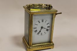 AN ANTIQUE FRENCH BRASS 8 DAY STRIKING MOVEMENT CARRIAGE CLOCK