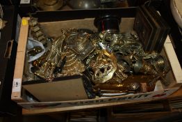 A TRAY OF BRASS ORNAMENTS TO INCLUDE DOOR KNOCKERS, HORSE BRASSES ETC.
