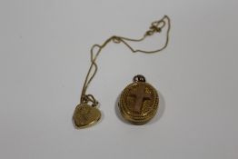 A HALLMARKED 9 CARAT GOLD HEART SHAPED LOCKET ON CHAIN TOGETHER WITH AN OVAL SHAPED YELLOW METAL