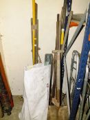 A SELECTION OF GARDEN TOOLS PLUS WIRE FENCING ETC