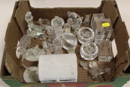 A TRAY OF CRYSTAL FIGURES TO INCLUDE SWAROVSKI EXAMPLES ETC