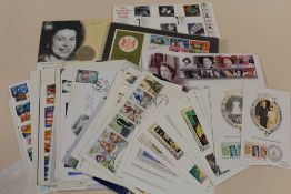 A COLLECTION OF FIRST DAY COVERS TO INCLUDE ROYAL COMMEMORATIVE EXAMPLES
