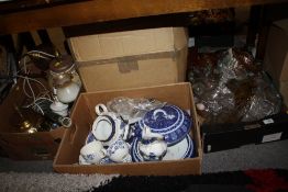 A TRAY OF ASSORTED GLASSWARE TO INCLUDE CARNIVAL GLASS AND STUDIO GLASS PAPERWEIGHT, A TRAY OF