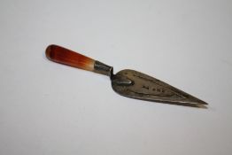 A NOVELTY ANTIQUE HALLMARKED SILVER AND AGATE TROWEL SHAPED BOOKMARK