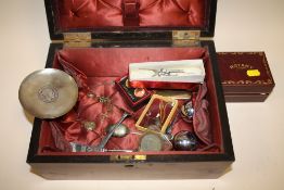 AN ANTIQUE MAHOGANY JEWELLERY BOX CONTAINING ASSORTED COLLECTABLES TO INCLUDE SILVER CROSS PENDANTS,