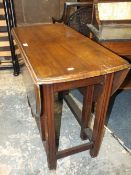 A TRADITIONAL MAHOGANY DROPLEAF DINING TABLE