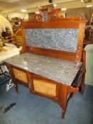 AN EDWARDIAN MAHOGANY / WALNUT AND MARBLE TOPPED WASHSTAND H-145 W-108 CM