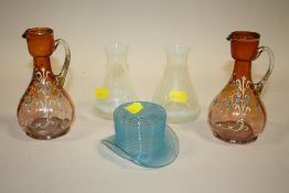 A COLLECTION OF VINTAGE STUDIO AND OTHER GLASSWARE TO INCLUDE A HAT SHAPED VASE OF SMALL