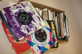 A BOX OF 7 INCH SINGLES TO INCLUDE THE BEATLES, ELVIS THE COMMODORES ETC