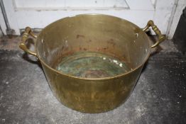 A LARGE ANTIQUE BRASS JAM PAN