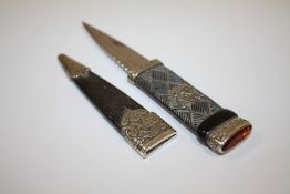 A SCOTTISH JEWELED DIRK / SKEAN DHUB KNIFE