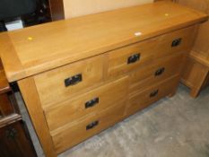 A MODERN OAK 7 DRAWER CHEST OF DRAWERS H-86 CM W-140 CM