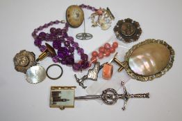 A BAG OF ANTIQUE AND VINTAGE JEWELLERY TO INCLUDE BROOCHES