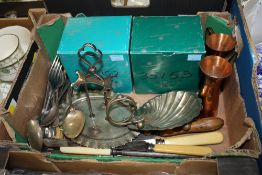 A SMALL TRAY OF METALWARE TO INCLUDE BOXED PEWTER, CARVING SET ITEMS ETC.