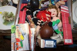 A SMALL TRAY OF VINTAGE DOLLS, TOY CARS ETC.