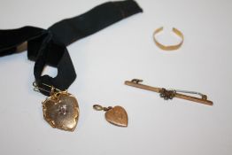 A BAG OF GOLD AND YELLOW METAL TO INCLUDE A HALLMARKED 22 CARAT GOLD WEDDING BAND A/F, 9 CARAT