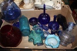 A TRAY OF MOSTLY BLUE GLASSWARE TO INCLUDE BUD VASES