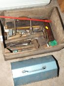 A SMALL CRATE OF VINTAGE TOOLS PLUS A METAL TOOLBOX
