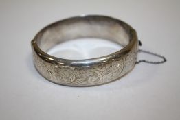 A VINTAGE HALLMARKED SILVER ENGRAVED BANGLE