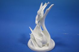 A LARGE ROYAL DOULTON IMAGES 'COURTSHIP' BIRD CENTREPIECE