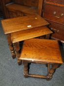 A SOLID OAK NEST OF 3 TABLES H-43 W-49 CM (LARGEST)