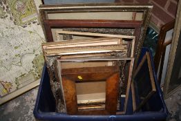 A BOX OF ANTIQUE AND VINTAGE PICTURE FRAMES