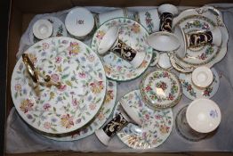 A TRAY OF ASSORTED CHINA AND CERAMICS TO INCLUDE MINTON HADDON HALL, WEDGWOOD, COALPORT ETC