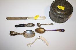 A COLLECTION OF HALLMARKED SILVER AND WHITE METAL TO INCLUDE AN EASTERN STYLE TRINKET BOX, SILVER