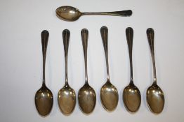 A SET OF SIX HALLMARKED SILVER TEA SPOONS TOGETHER WITH ANOTHER (7)