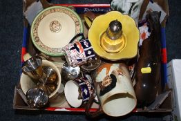 A SMALL TRAY OF CERAMICS TO INCLUDE WADE HEATH, BESWICK HORSE A/F ETC