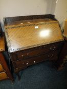 AN EARLY 20TH CENTURY MAHOGANY BUREAU WITH CARVED DETAIL H-102 CM W-75 CM