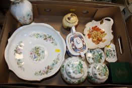 A TRAY OF ASSORTED CERAMICS TO INCLUDE AYNSLEY WILD TUDOR, ORCHARD GOLD POT, SPODE, ETC.