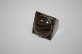 A SILVER AND AGATE DRESS RING